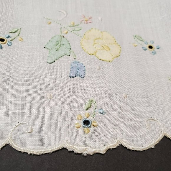 Vintage Embroidered Guest Towel, Fingertip, Embroidery, Applique ,Floral, Linens - Picture 4 of 7